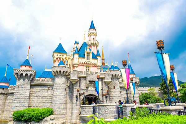 HONG KONG DISNEYLAND - MAYO 2015: Castillo de la Bella Durmiente en Hong Kong Disneyland — Foto de Stock