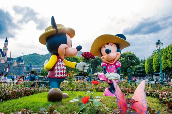 HONG KONG DISNEYLAND - MUNGKIN 2015: Mickey dan Minnie jatuh cinta di taman di depan kastil — Stok Foto