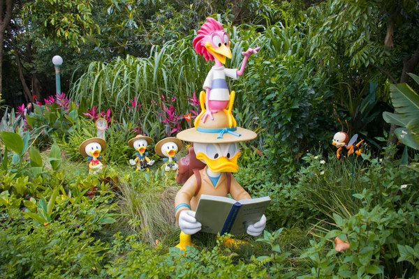 Hong Kong Disneyland - mei 2015: Donald Duck en neefjes Verken het park — Stockfoto