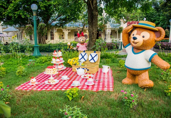 HONG KONG DISNEYLAND - MAYO 2015: Duffy the Disney Bear picnic en el jardín — Foto de Stock