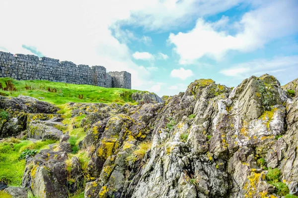 Wybrzeżu wyspy Man z Peel Hill z wielkiego muru zamku Peel w skórki, Wyspa Man — Zdjęcie stockowe