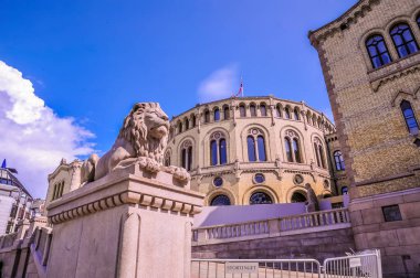 Oslo, Norveç - Temmuz 2015: Aslan scultpure heykeller yakınındaki Karl Johan'a Oslo, Norveç
