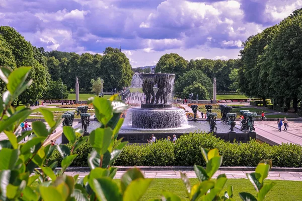 OSLO, NORWAY - JULY 2015: Tourists enjoying at Vigeland Sculpture Park in Oslo, Norway — Stock Photo, Image