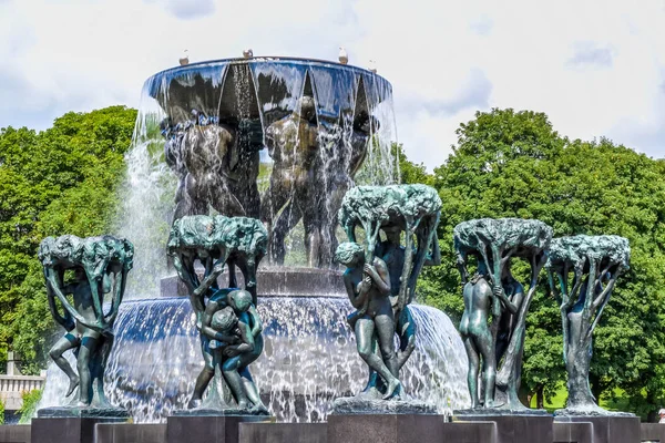 OSLO, NORUEGA - JULHO 2015: Estátuas de Scultpure e a fonte em Vigeland Scultpure Park em Oslo, Noruega — Fotografia de Stock