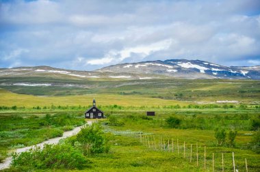 Norveç'te doğanın güzel manzara çevrili bir izole ev