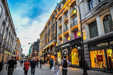 Oslo, Norveç - Temmuz 2015: Karl Johans Gate, Oslo ünlü caddesi akşamları dolaşan insanlar