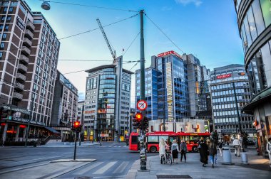 Oslo, Norveç - Temmuz 2015: akşam Oslo Sokakta dolaşan insanlar
