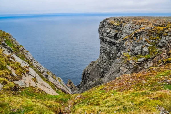 Нордкап (Nordkapp) і Баренцова моря в північній частині острова Mageroya в Фіннмарк, Норвегія — стокове фото