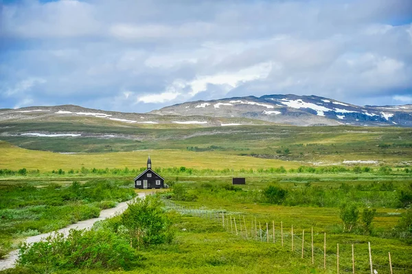 孤立的房子包围在挪威自然美丽景观 — 图库照片