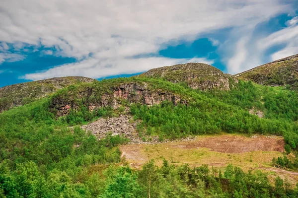 Красивий краєвид гір покриті травою з міста Альта, Норвегія — стокове фото