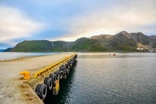 OSLO, NORUEGA - JULIO 2015: Muelle urbano con el hermoso paisaje del mar y la montaña en Noruega — Foto de Stock