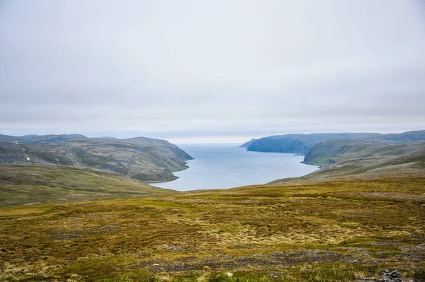 Нордкап (Nordkapp) і Баренцова моря в північній частині острова Mageroya в Фіннмарк, Норвегія — стокове фото