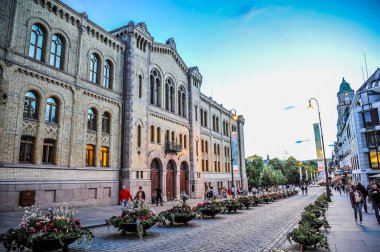 Oslo, Norveç - Oslo, Norveç - Temmuz 2015: İnsanlar Karl Johans Gate, 2015 eveningjuly ünlü caddede Oslo içinde dolaşan: Karl Johans Gate, Oslo ünlü caddesi akşamları dolaşan insanlar