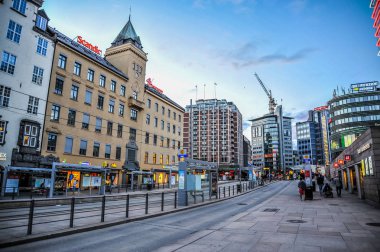 Oslo, Norveç - Temmuz 2015: akşam Oslo Sokakta dolaşan insanlar