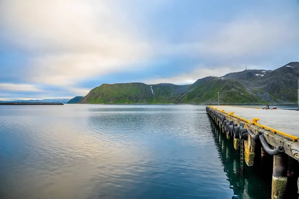 オスロ, ノルウェー - 2015年 7 月: ノルウェーの山と海の美しい風景と都市桟橋 — ストック写真