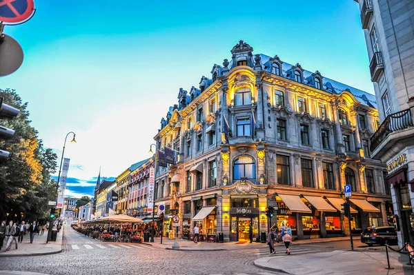 OSLO, NORWAY - OSLO, NORWAY - JULY 2015: People walking around in Karl Johans Gate, the famous street of Oslo in the eveningJULY 2015: People walking around in Karl Johans Gate, the famous street of Oslo in the evening — Stock Photo, Image