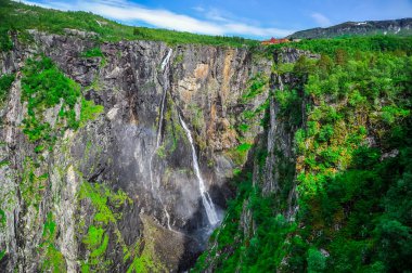 Güzel manzara ve şelale cliff, Norveç toplayan