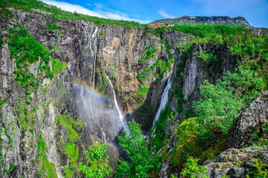 Güzel manzara ve şelale cliff, Norveç toplayan