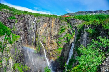 Güzel manzara ve şelale cliff, Norveç toplayan