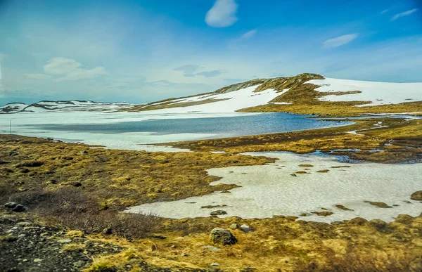 Όμορφο τοπίο και το τοπίο της Νορβηγίας, τους λόφους και ορεινά μερικώς καλυμμένα με λευκό χιόνι και καταγάλανη λίμνη — Φωτογραφία Αρχείου