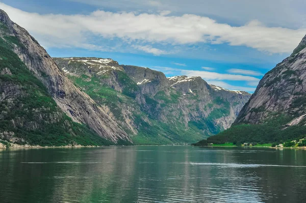 美しい風景と、ノルウェーのフィヨルドの風景 — ストック写真