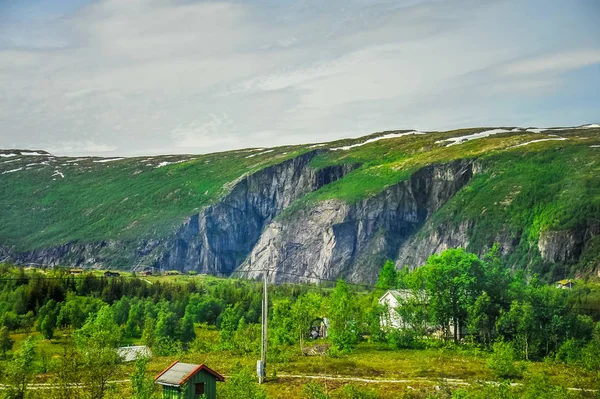 Gyönyörű táj és táj Norvégia, zöld táj, a hegyek és a hegyi — Stock Fotó