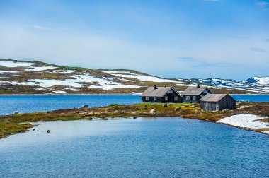 Beyaz kar, Norveç ile kısmen kapsanan dağ ve tepeler güzel manzara çevrili izole evleri