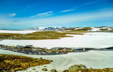 Güzel manzara ve Norveç, tepeler ve dağ toplayan beyaz kar ve Mavi Göl ile kısmen kapsanan 