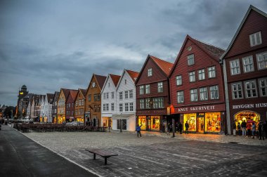 Bergen, Norveç - Temmuz 2015: Bryggen doğal görünümünü, Vagen Doğu tarafında astar Hansa ticari binalar Bergen, Norveç'te liman