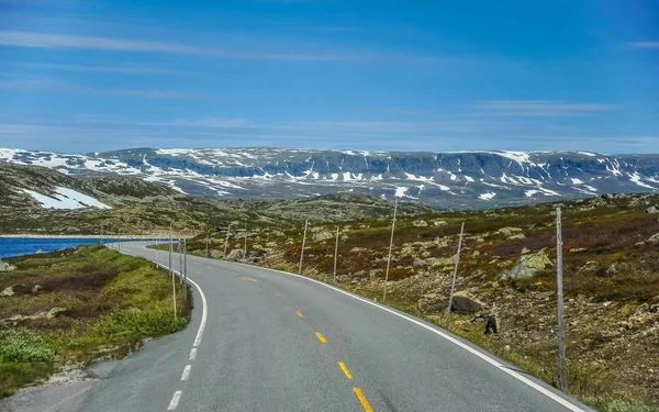 Hermoso paisaje y paisaje de Noruega, las colinas y la montaña cubierta parcialmente con nieve blanca — Foto de Stock