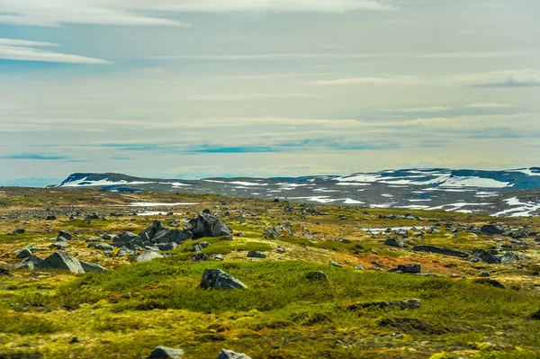 Bellissimo paesaggio e scenario della Norvegia, le colline e le montagne parzialmente coperte di neve bianca — Foto Stock