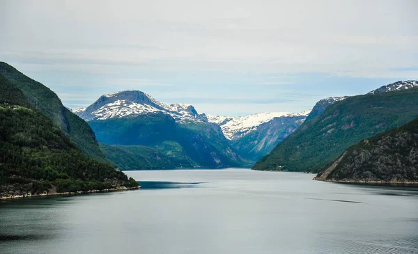 Gyönyörű táj és a tájat, a fjord, Norvégia — Stock Fotó