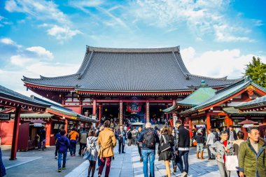 Tokyo, Japonya - Kasım 2015: Turist Asakusa alanında, Tokyo, Japonya bulunan Senso-ji Tapınağı ziyaret ediyor