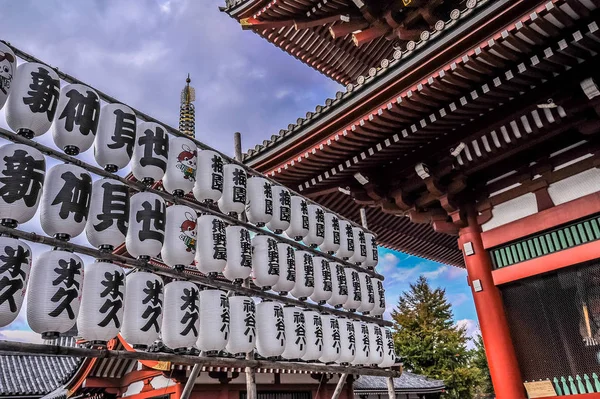 Tokyo, Japonya - Kasım 2015: Senso-ji Tapınağı Asakusa alanında, Tokyo, Japonya yer alan Japon lambaları dizi — Stok fotoğraf