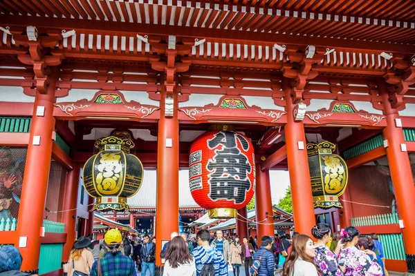 Tokyo, Japonya - Kasım 2015: Turist Asakusa alanında, Tokyo, Japonya bulunan Senso-ji Tapınağı ziyaret ediyor — Stok fotoğraf