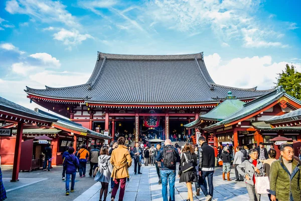 Tokyo, Japonya - Kasım 2015: Turist Asakusa alanında, Tokyo, Japonya bulunan Senso-ji Tapınağı ziyaret ediyor — Stok fotoğraf