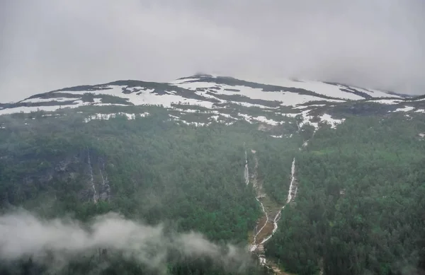 挪威，绿色的小山和山的风景美丽的山水风光景色部分覆盖着雪 — 图库照片
