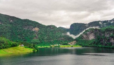 Bulutlu bir günde, Norveç Fiyordu güzel manzara ve sahne görünümü