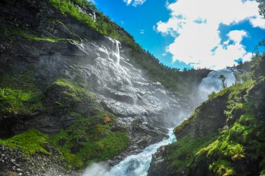Kjosfossen şelale hill Aurland, Norveç'te aracılığıyla güzel görünümü