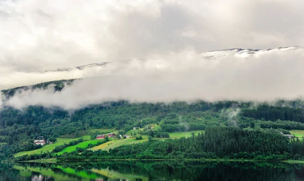노르웨이, 녹색 언덕 및 산의 경치의 아름 다운 풍경과 경치 보기 부분적으로 눈으로 덮여 — 스톡 사진