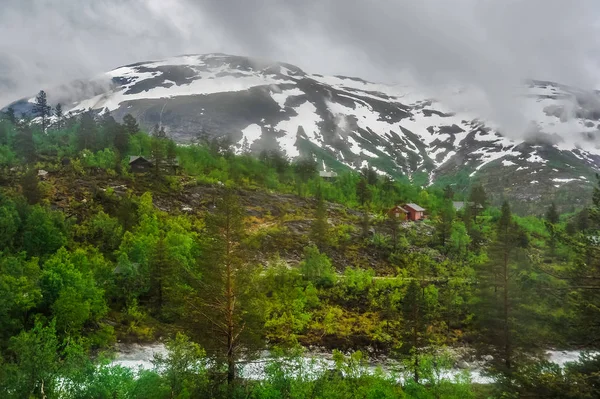 Όμορφη θέα τοπίο και τοπίο της Νορβηγίας, καταπράσινο τοπίο των λόφων και των βουνών μερικώς καλυμμένα με χιόνι — Φωτογραφία Αρχείου
