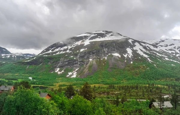 Ландшафт і декорації чаруючим декорація Норвегії, зелені пагорби і гори частково покриті снігом — стокове фото