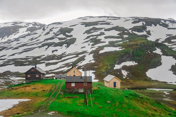 Norveç, yeşil tepeler ve dağ toplayan güzel manzara ve sahne görünümünü kısmen karla kaplı — Stok fotoğraf