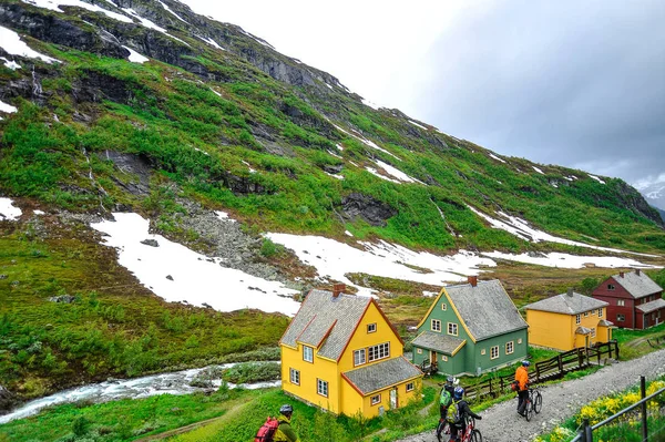 송달, 노르웨이-7 월 2015: 자전거 송달, 노르웨이에서 가장 아름 다운 녹색 산 옆 작은 차선을 통해 자전거 산책 — 스톡 사진
