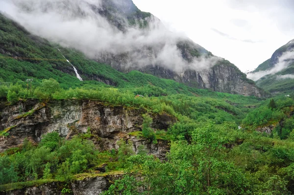 Όμορφη θέα τοπίο και τοπίο της Νορβηγίας, καταπράσινο τοπίο των λόφων και των βουνών σε μια συννεφιασμένη μέρα — Φωτογραφία Αρχείου