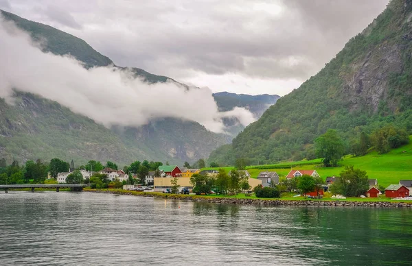Prachtig landschap en landschap uitzicht op fjord in een bewolkte dag, Noorwegen — Stockfoto