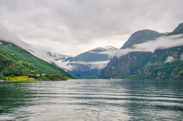 Bulutlu bir günde, Norveç Fiyordu güzel manzara ve sahne görünümü — Stok fotoğraf