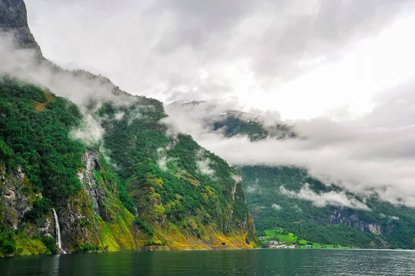 Prachtig landschap en landschap uitzicht op fjord in een bewolkte dag, Noorwegen — Stockfoto