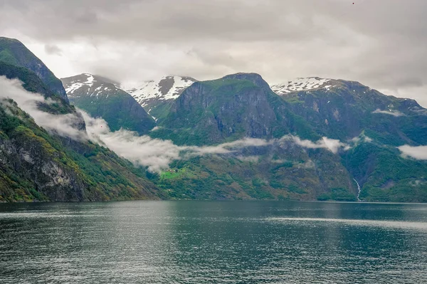 Bulutlu bir günde, Norveç Fiyordu güzel manzara ve sahne görünümü — Stok fotoğraf