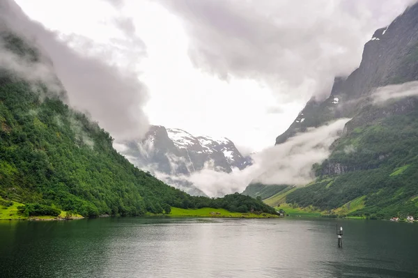 Bellissimo paesaggio e vista panoramica del fiordo in una giornata nuvolosa, Norvegia — Foto Stock